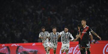 Festejo de Talleres ante River, para ponerse tercero en la tabla (Javier Ferreyra / La Voz).