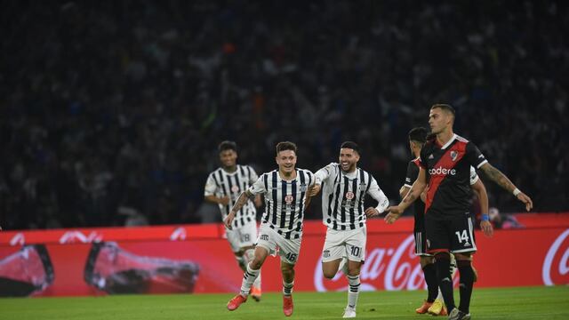 Festejo de Talleres ante River, para ponerse tercero en la tabla (Javier Ferreyra / La Voz).