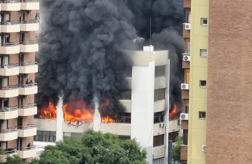 Se desató un incendio en el edificio de Apross en Córdoba: terror en Güemes