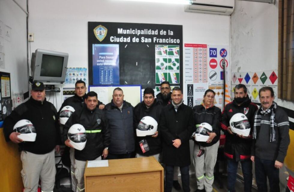 Entrega de cascos y guantes para personal de policía de tránsito