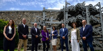 PROTAGONISTAS. María Constanza Ferrer (Telecom Argentina), Julio Scodelari (Georgalos), Diego Sabat (Grupo Libertad), Lucía Ploper (Renault Argentina), Betina Azugna (Grupo Sancor Seguros), Carlos Villar (Hins), Jaqueline Pels (Universidad Di Tella) y el ministro de Infraestructura y Servicios Públicos, Fabián López. (Nicolás Bravo / La Voz)