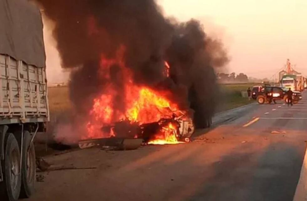 Murieron dos personas en un impactante choque entre dos camiones y un auto