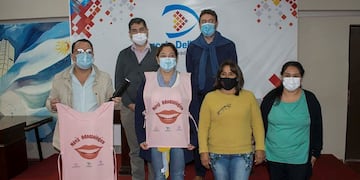 Funcionarios y concejales que encabezaron la reunión en el parlamento municipal capitalino.