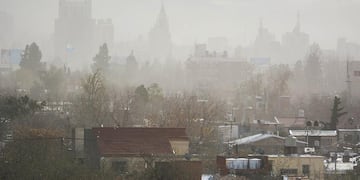 Nube de polvo cubre la ciudad de Mendoza por el viento zonda.