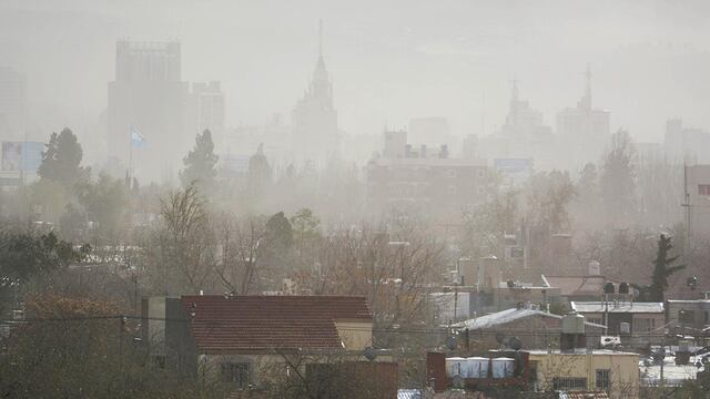 Nube de polvo cubre la ciudad de Mendoza por el viento zonda.