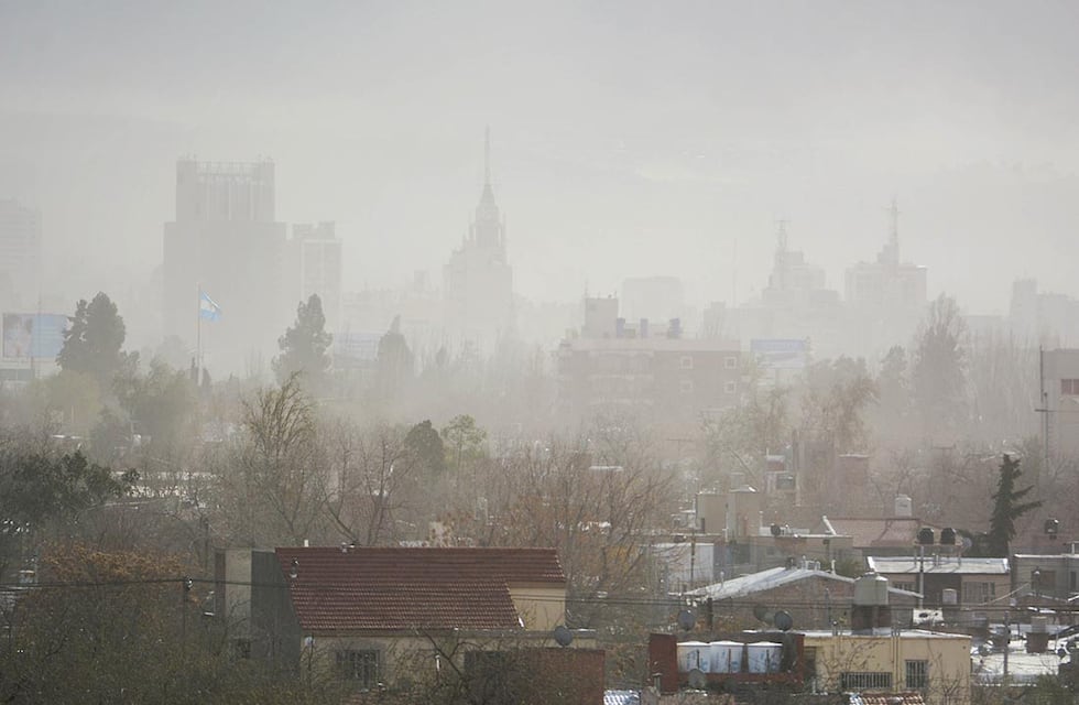 Suspenden las clases en Mendoza por fuerte viento Zonda: ¿qué cuidados hay que extremar para cuidar la salud?