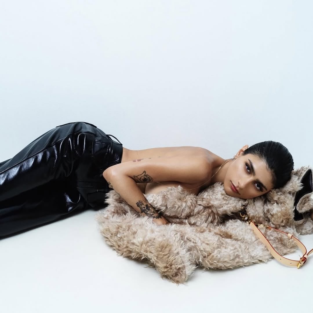 Pantalón de cuero y mucha piel: Mia Khalifa jugó al límite de la censura con un outfit de alto impacto