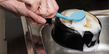 Cuáles son los trucos caseros para eliminar las quemaduras de una olla.