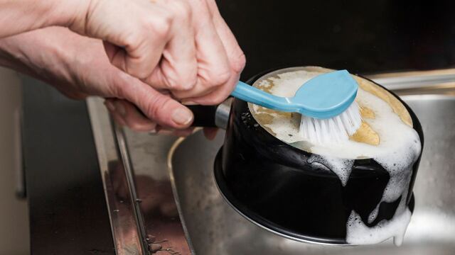 Cuáles son los trucos caseros para eliminar las quemaduras de una olla.