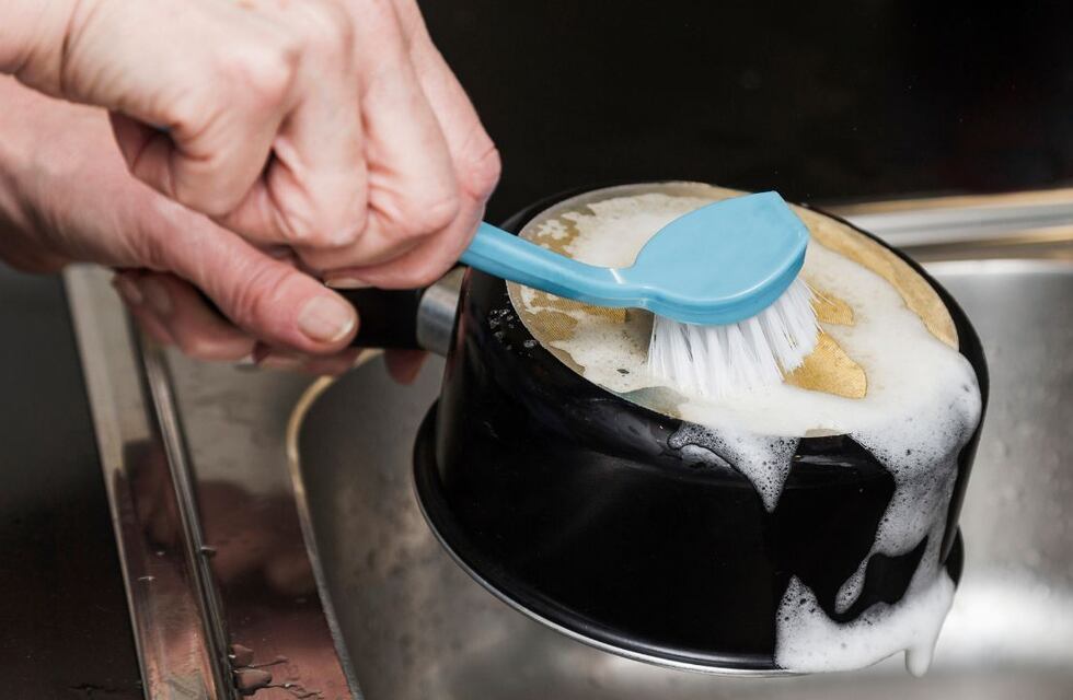 Cuáles son los 7 trucos caseros para limpiar una olla quemada