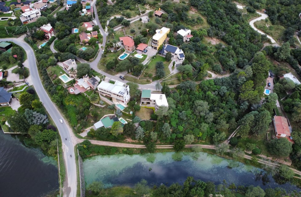 Martín Llaryora se comprometió a sancionar a quienes contaminen el lago