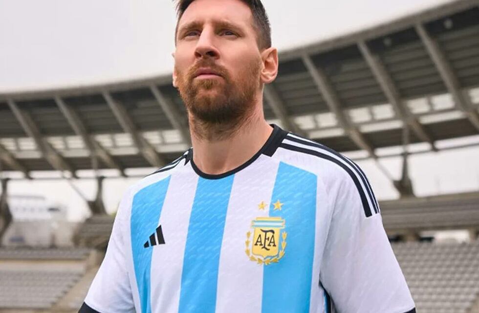 En la India, se desplomó una gigantografía de Lionel Messi cuando era rodeada por decenas de personas