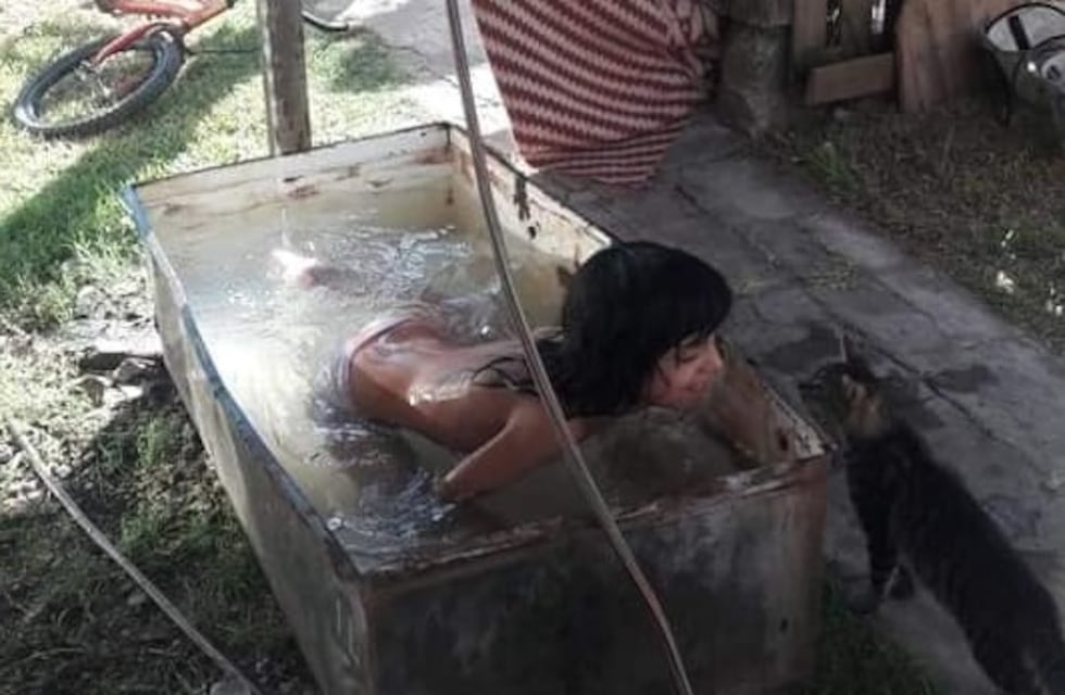 Se bañaba en una heladera y una familia de Santa Elena le regaló una pileta de lona
