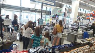 ID:4923393 supermercado gondola de golosinas cerca de las cajas. 
chocolates, dulces, cajeras, clientes
La Voz