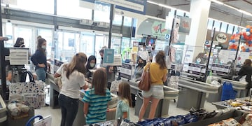 ID:4923393 supermercado gondola de golosinas cerca de las cajas. 
chocolates, dulces, cajeras, clientes
La Voz