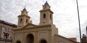 Robaron la tapa de la urna que contiene los restos del Coronel Martínez en la Catedral santafesina. Foto: Aires de Santa Fe