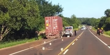 Leandro N. Alem: un automóvil colisionó contra un camión y dejó un saldo de un fallecido.