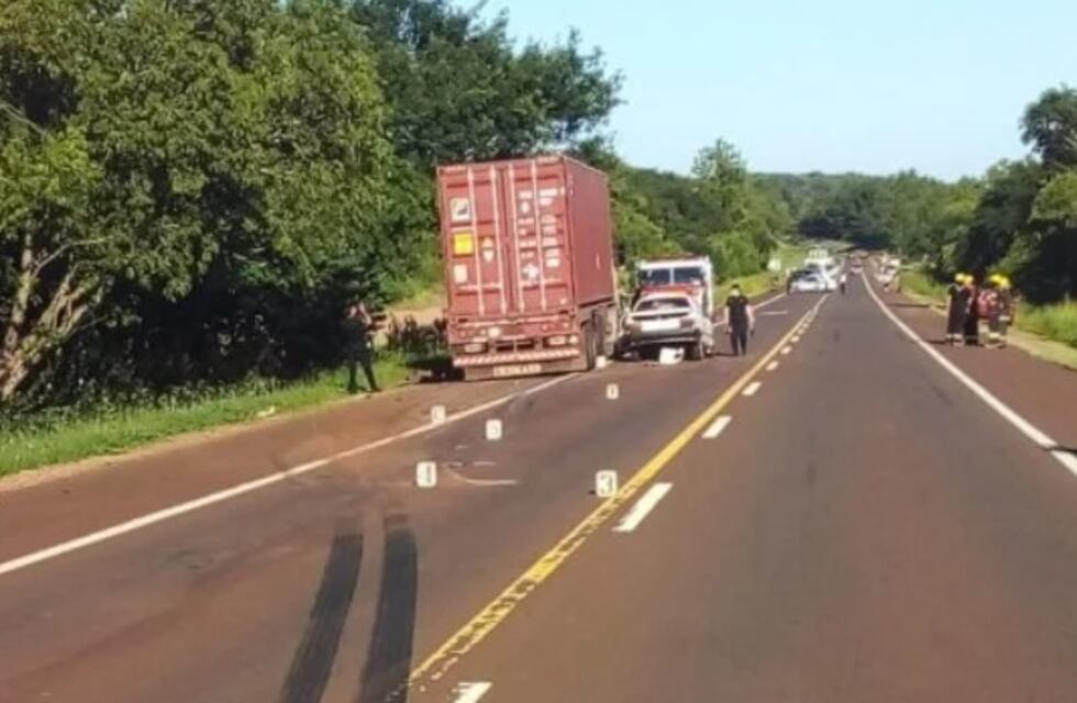 Leandro N. Alem: un automóvil colisionó contra un camión y dejó un saldo de un fallecido