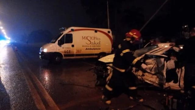 Una mujer quedó atrapada dentro de su vehículo luego de un grave siniestro vial en Aristóbulo del Valle.