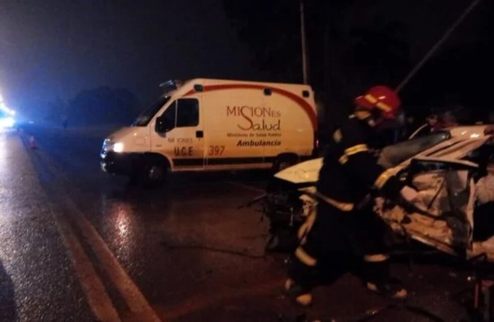 Una mujer quedó atrapada dentro de su vehículo luego de un grave siniestro vial en Aristóbulo del Valle
