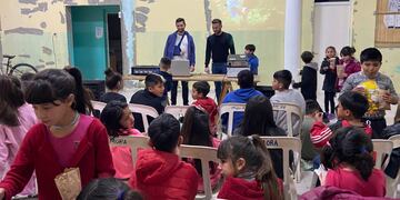 Juan Senn y Nahuel Aimar, en una de las funciones de “Cine en los Barrios”