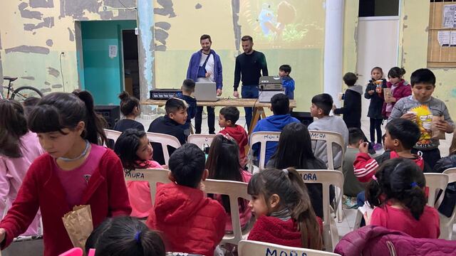 Juan Senn y Nahuel Aimar, en una de las funciones de “Cine en los Barrios”