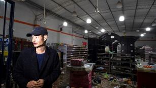 Violento saqueo a un supermercado chino en Moreno: destrozaron el comercio y lo prendieron fuego. Foto: Clarín.