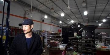 Violento saqueo a un supermercado chino en Moreno: destrozaron el comercio y lo prendieron fuego. Foto: Clarín.