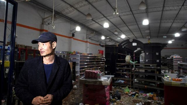 Violento saqueo a un supermercado chino en Moreno: destrozaron el comercio y lo prendieron fuego. Foto: Clarín.