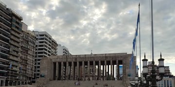 La ciudad se levantó bajo el cielo tapizado con nubes.