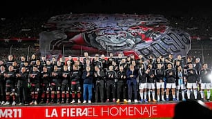 El trapo cubrió la popular sur cuando los invitados se formaron juntos en la cancha.