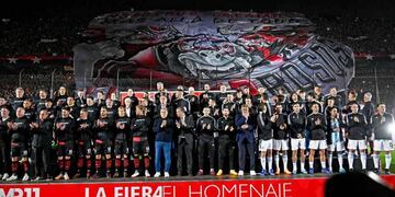 El trapo cubrió la popular sur cuando los invitados se formaron juntos en la cancha.