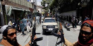 Combatientes patrullan Kabul. Los talibanes celebraron el Día de la Independencia de Afganistán el jueves declarando la derrota a Estados Unidos. (AP /Rahmat Gul)