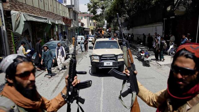 Combatientes patrullan Kabul. Los talibanes celebraron el Día de la Independencia de Afganistán el jueves declarando la derrota a Estados Unidos. (AP /Rahmat Gul)