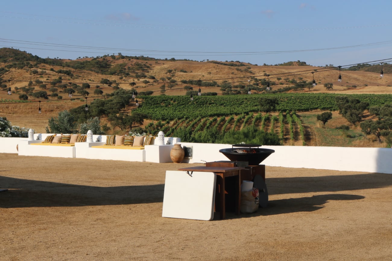 Alentejo, Herdade do Sobroso -
Campo, vino y diseño en sintonía. En Herdade do Sobroso, la experiencia enoturística se vive al aire libre, entre viñedos y sierras.