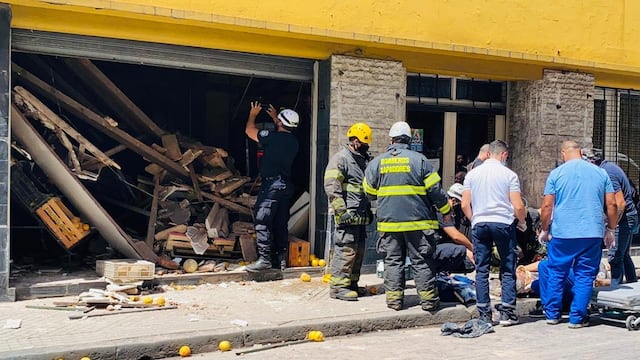 Derrumbe del techo de una verdulería en San Lorenzo y Entre Ríos (@MauroYasprizza)