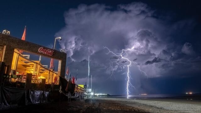 Un astrofotógrafo elegido por la NASA logró fotografiar el instante en que cayó un rayo en Las Grutas.