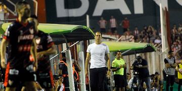 Lucas Bovaglio debe hacer un cambio obligado en Instituto, y maneja dos opciones (Javier Ferreyra).