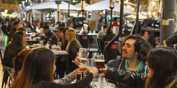 Los locales gastronómicos se verán obligados a cerrar sus puertas antes de las 00:30 hs.