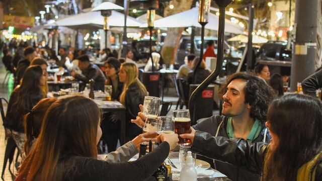 Los locales gastronómicos se verán obligados a cerrar sus puertas antes de las 00:30 hs.