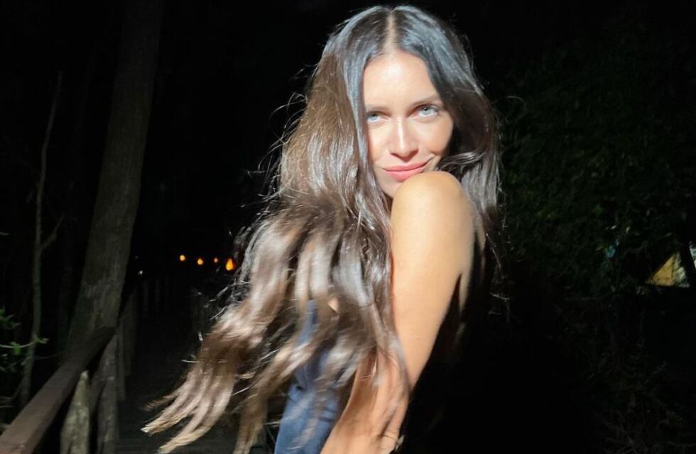 Zaira Nara disfrutó del calor en microbikini negra y una gaseosa refrescante: “Veranito”