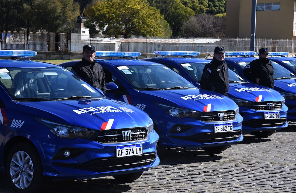 La Provincia entregó ocho patrulleros para Pérez y uno para Soldini