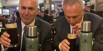 Marc Stanley probó el fernet con un sorbete.