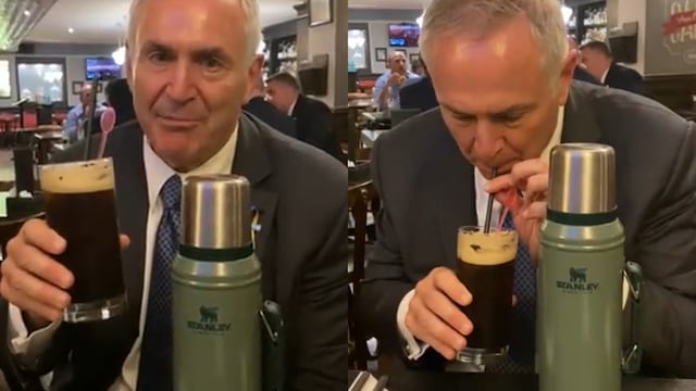 Marc Stanley probó el fernet con un sorbete.