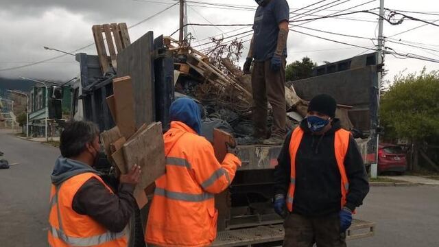 Limpieza y recolección de voluminosos en distintos barrios de la ciudad por parte de la Municipalidad de Ushuaia