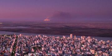 El humo asomó al otro lado del río hascia el final de la tarde de este miércoles.