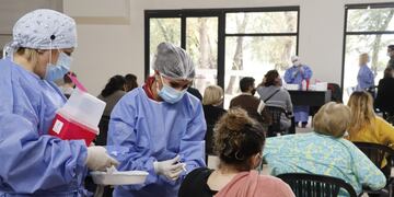 Vacunación contra el Covid-19 este viernes en el Estadio Arena de Carlos Paz.