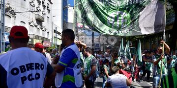 Agrupaciones sociales marchan en el centro de la ciudad.