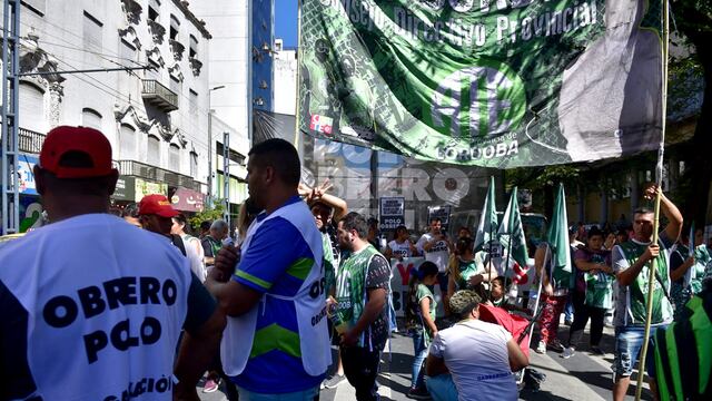 Agrupaciones sociales marchan en el centro de la ciudad.