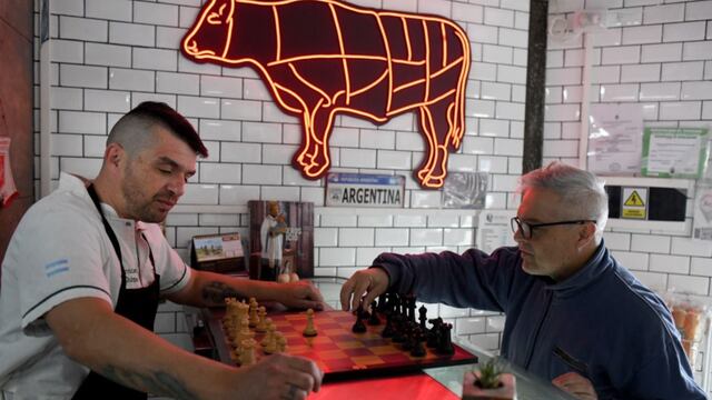 El carnicero que desafía a jugar ajedrez.